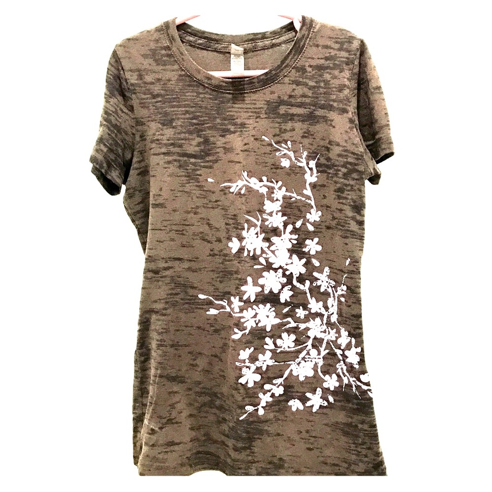 LAST CHANCE 10/13🔸 Cherry Blossom Fitted T-shirt